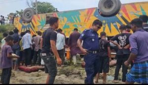 ব্রাহ্মণবাড়িয়ায় নিয়ন্ত্রণ হারিয়ে বাস খাদে, নিহত ৩